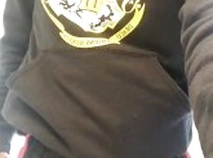 Брюнетка в золотом чокере показывает киску и попку на диване